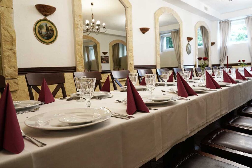 Nakryty stół na imprezę w hotelu