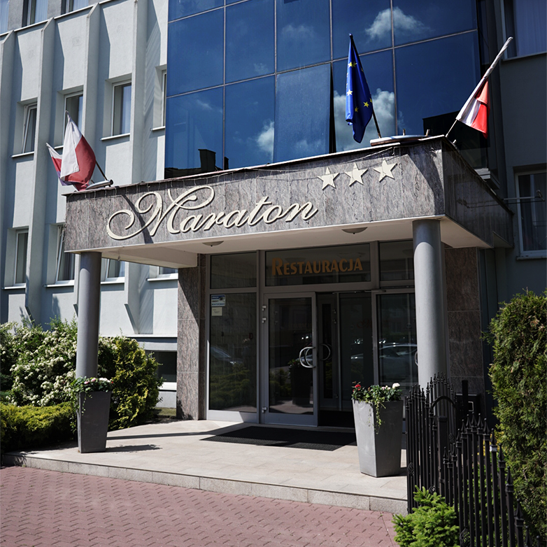 widok na główne wejście Hotelu Maraton w Bydgoszczy.